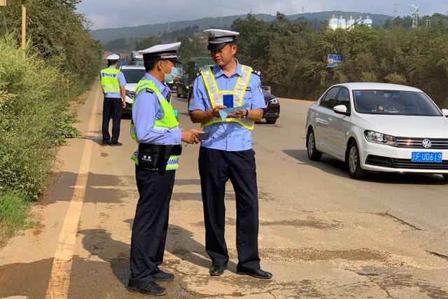 交警执勤视频展现交通安全与形象深度关联新篇章
