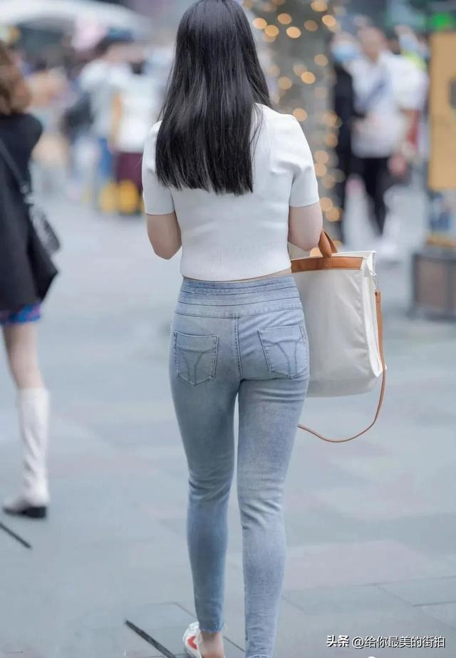 微胖女神最新穿搭秀，优雅自信的力量展现